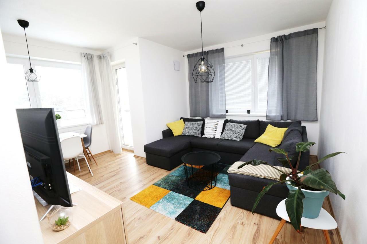 Samorin - Apartment In The Center - Private Parking - Klimatizacia 外观 照片