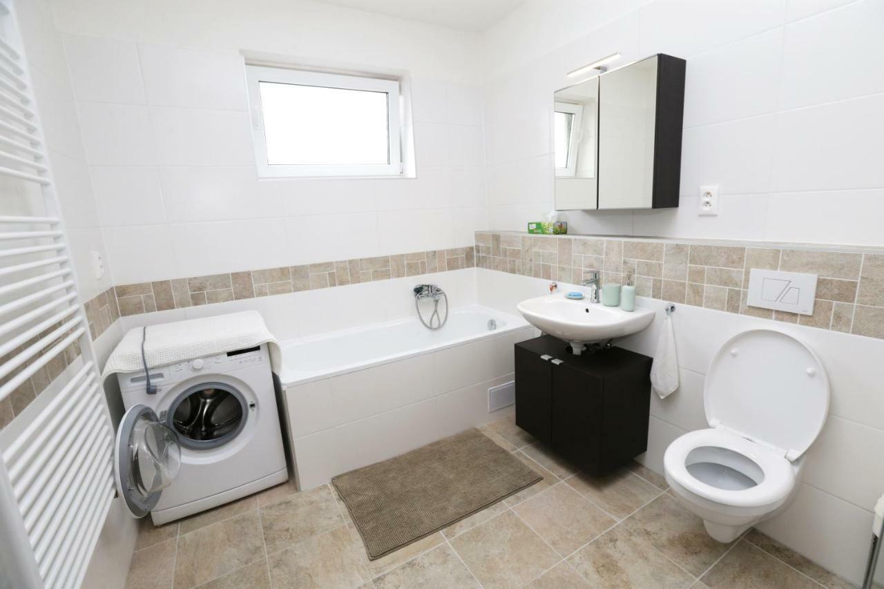 Samorin - Apartment In The Center - Private Parking - Klimatizacia 外观 照片